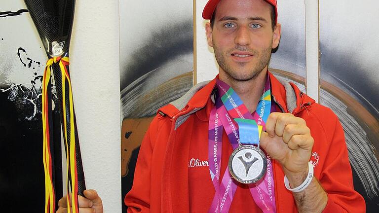 Olympiateilnehmer: André Walter mit der Silbermedaille, die er als Kanute im Zweiter von den Special Olympics aus Los Angeles mitgebracht hat.