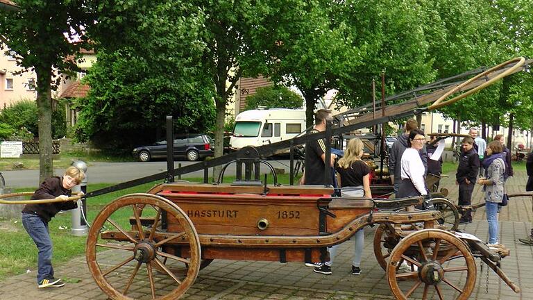 Viel Kraft erfordert es, die Saug- und Druckspritze aus dem Jahr 1852 zu bedienen.