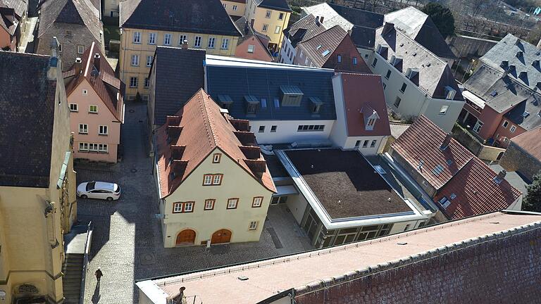 Blick vom Kirchturm auf das Pfarrzentrum im Komplex mit dem ehemaligen Schwesternhaus (links) und dahinter das noch nicht sanierte Mesnerhaus.