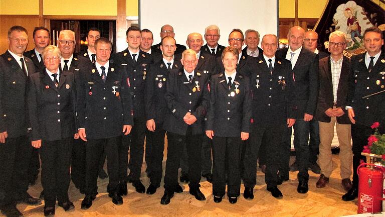 Die zahlreichen Geehrten der Freiwilligen Feuerwehr Unterleinach mit Landrat Eberhard Nuß und Leinachs Bürgermeister Uwe Klüpfel.