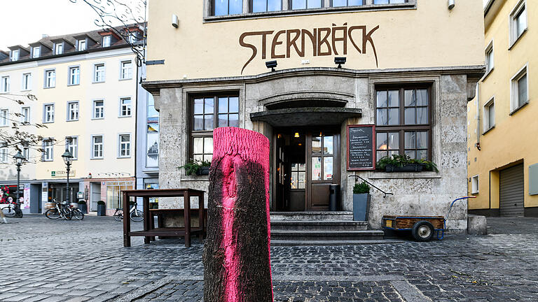 Vor dem Sternbäck am Sternplatz in Würzburg wurde ein Baum abgesägt und mit Farbe besprüht.