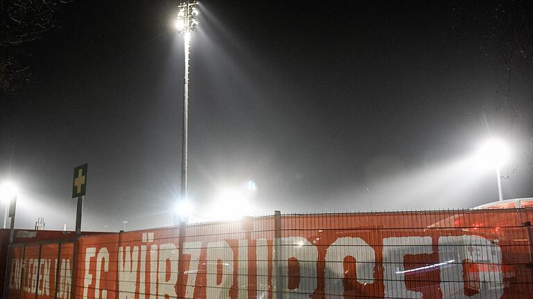 Unter Flutlicht wird die Partie der Kickers gegen den FC St. Pauli am 6. Januar nachgeholt. Unter Flutlicht wird die Partie der Kickers gegen den FC St. Pauli am 6. Januar nachgeholt.