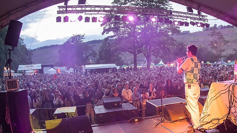 Nand aus Astheim bei Volkach zählte in diesem Jahr zu den Top Acts beim Würzburger Umsonst &amp; Draussen.&nbsp;