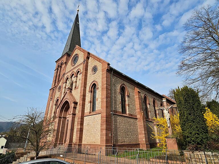 Komplett von außen renoviert wurde die Kirche St. Martin in Gamburg. In diesem Jahr kann man die 125-jährige Weihe des Gotteshauses feiern.