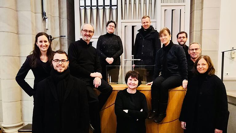 Das Vokalensemble Hl.-Geist Schweinfurt unter der Leitung von Kantor Martin Seiwert (dritter von links) sorgt für die anspruchsvolle musikalische Umsetzung des 'Marienmusikologium' am Sonntag, 5. Mai, in der Marktheidenfelder Kirche St. Laurentius.