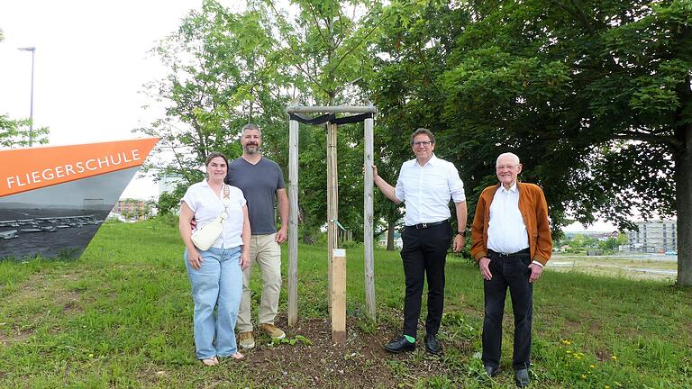 Gretchen und Kevin&nbsp; Voracek (links) aus Faribault nehmen den Baum in der Dorothy-Beebe-Straße von Bürgermeister Martin Heilig und Stadtrat Willi Dürrnagel (rechts) entgegen.