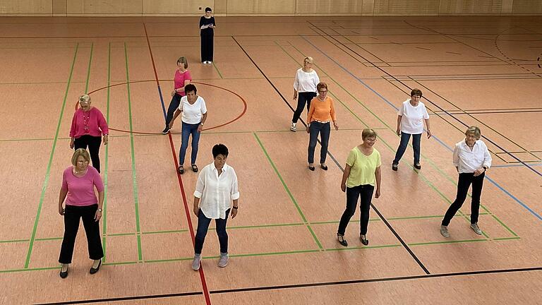 Die erste Gruppe zeigt in einem Linedance ihr Können.