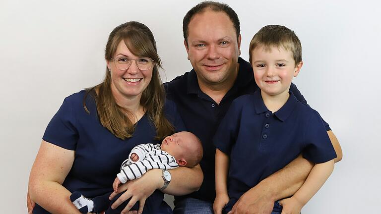 Stolze Eltern und großer Bruder: Kerstin und Christian Weber mit ihren Söhnen Luis und Baby Lias.