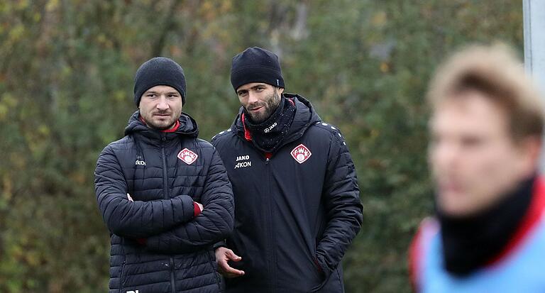 Rollentausch: Daniel Hägele (rechts) und sein Kollege Peter Kurzweg als Interims-Co-Trainer. Rollentausch: Daniel Hägele (rechts) und sein Kollege Peter Kurzweg als Interims-Co-Trainer.