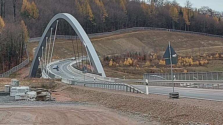 Die neugebaute Rohrbergbrücke überspannt bei Rohrbunn die Bundesautobahn A 3. Mitten im Spessart wirkt sie wie das 'Tor zum Spessart'. Die A 3  ist eine der meistbefahrenen Straßen Deutschlands und folgt weitgehend auf über 1000-jährigen Trassen durch und über den Spessart.