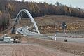 Die neugebaute Rohrbergbrücke überspannt bei Rohrbunn die Bundesautobahn A 3. Mitten im Spessart wirkt sie wie das 'Tor zum Spessart'. Die A 3  ist eine der meistbefahrenen Straßen Deutschlands und folgt weitgehend auf über 1000-jährigen Trassen durch und über den Spessart.