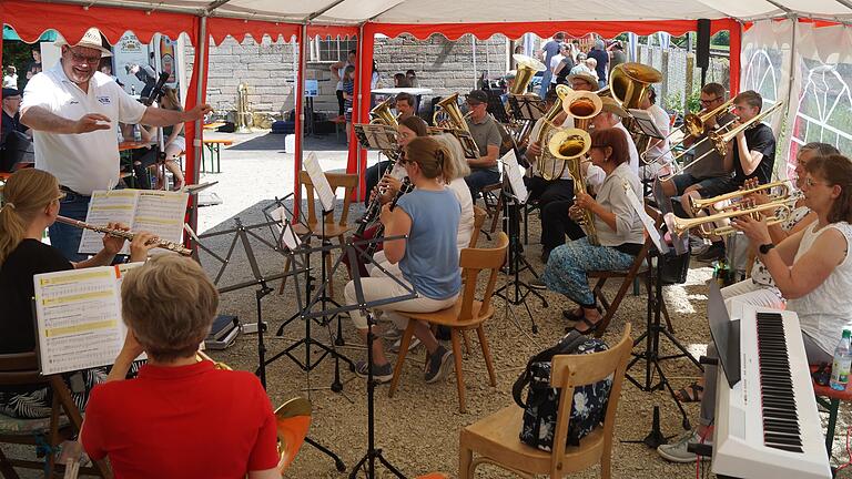 Es ist nie zu spät, Musikinstrumente zu erlernen. Dies bewies die Erwachsenen-Bläserklasse unter der Leitung von Armin Schuler in Gädheim. Es ist nie zu spät, Musikinstrumente zu erlernen. Dies bewies die Erwachsenen-Bläserklasse unter der Leitung von Armin Schuler in Gädheim.