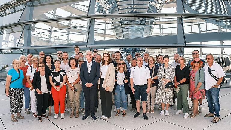 Der Würzburger Bundestagsabgeordnete Prof. Dr. Andrew Ullmann empfing eine Besuchergruppe aus Stadt und Landkreis Würzburg in Berlin. Die Gruppe setzte sich aus Mitgliedern des Weinbauvereins Eibelstadt sowie interessierten Bürgerinnen und Bürgern aus Stadt und Landkreis Würzburg zusammen.