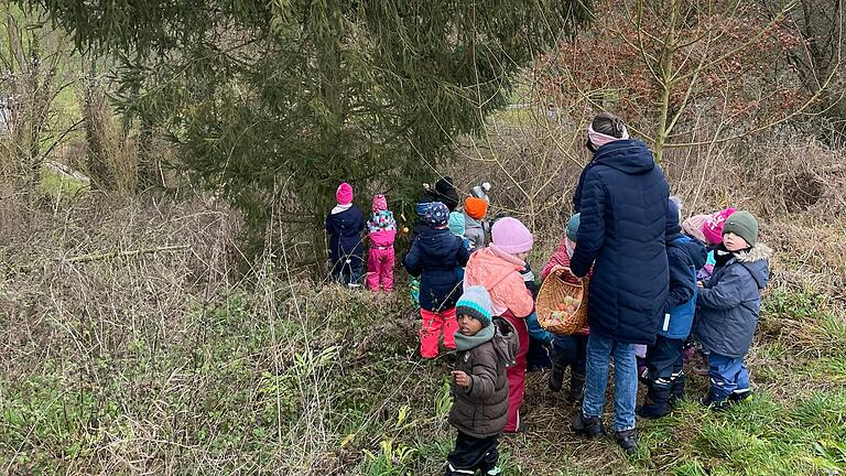 Das Foto zeigt die Kinder während des Schmückens. Das Foto zeigt die Kinder während des Schmückens.