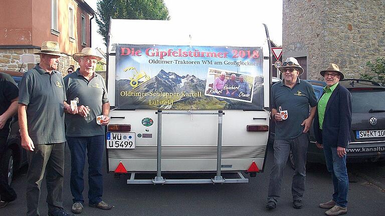 Die Großglocknerfahrer (von links) Reinhard Peppel, Robert Landauer und Otmar Haubenreich werden vom Lülsfelder Bürgermeister Wolfgang Anger verabschiedet.