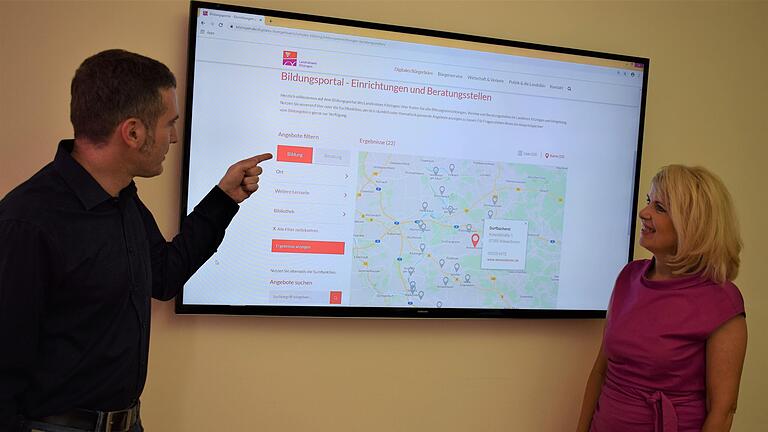 Landrätin Tamara Bischof und Frank Goßmann, Projektleiter für Bildungsmonitoring im Bildungsbüro, haben das neue Online-Angebot, die Bildungsdatenbank, freigeschaltet.