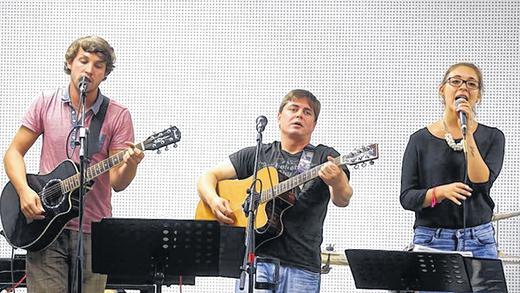 Junge Band mit ganz viel Klasse: Isabell Heck, Ralph Fiegas und Robert Braun sind Mitglieder der Band &bdquo;So Izzy&ldquo; und rissen das Publikum mit.