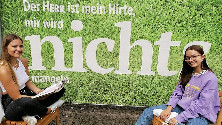 Jule und Anne Zaworka (Q12) haben die Unterstützungsangebote des EGM genutzt – nun genießen sie die freie Zeit nach dem bestandenen Abitur. Bei allem notwendigen Fleiß eint sie die Zuversicht, dass man das Glück nicht nur selbst in der Hand hat, sondern der Schöpfer den Boden dafür bereitet, wie es auf den Spruchtafeln des EGM-Bauzauns zu lesen ist.