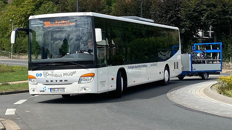 Linienbus und Fahrradanhänger mit Platz für 14 Fahrräder: Der Radbus zwischen Weikersheim, Röttingen, Creglingen und Rothenburg ob der Tauber ist am Samstag, 1. April, in die Saison gestartet.