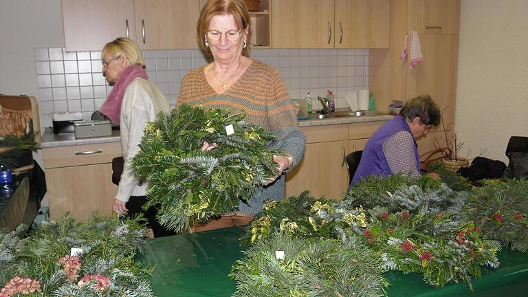 Die Langenleitener Landfrauen verkauften prächtige Adventskränze aus selbst gesammelten Naturmaterialien.