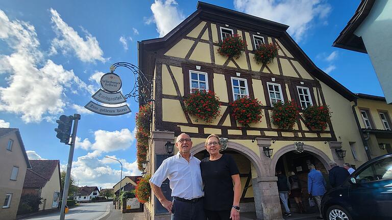 Gasthof Goldenes Kreuz Untererthal sucht Käufer       -  Roland und Patricia Wüscher vor ihrem beliebten Gasthaus 'Zum goldenen Kreuz' in Untererthal. Sie suchen einen Käufer für das Schmuckstück.