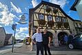 Gasthof Goldenes Kreuz Untererthal sucht Käufer       -  Roland und Patricia Wüscher vor ihrem beliebten Gasthaus 'Zum goldenen Kreuz' in Untererthal. Sie suchen einen Käufer für das Schmuckstück.