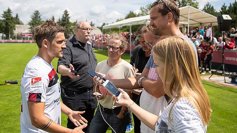 1. FC Nürnberg - Trainingsauftakt       -  Viel gefragt beim Trainingsstart des 1. FC Nürnberg: Neuzugang Oliver Sorg (links), der von Hannover 96 zu den Franken kam.DANIEL KARMANN, DPA