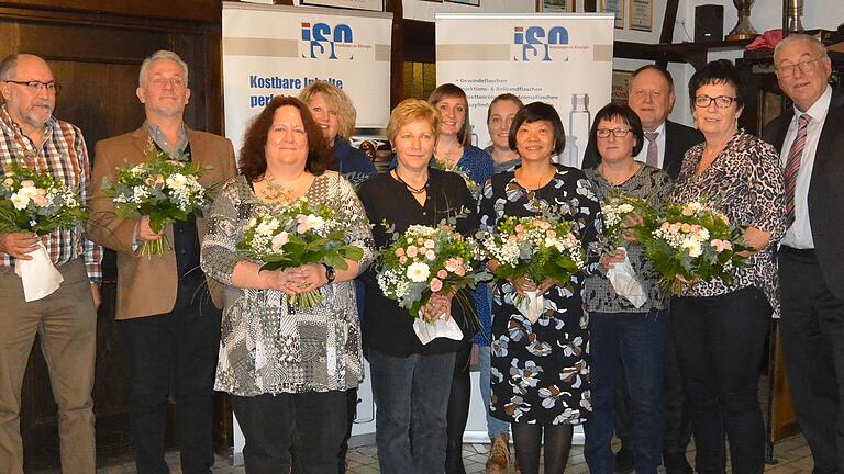 Ehrungen bei der Jahresschlussfeier der Firma ISO.&nbsp; Auf dem Bild von links: Heribert Röttinger, Stefan Weigand, Patricia Stock, Simone Bauer, Doris Elting, Veronika Beer, Mirjam Gegner (Betriebsleitung), Thi Thanh Nguyen, Anette Sondhauß, Geschäftsführer Klaus Benz, Ulrike Dittmar und Gesellschafter Marc Jeanrichard.