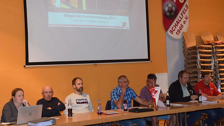 Beim FC Schallfeld sind die Posten der sechs Vorsitzenden vakant (von links): Schriftführerin Lena Bedenk, die bereits eine Nachfolgerin hat. Des weiteren die Vorsitzenden: Josef Bender (Vereinssport), Jürgen Lösch, (Gastronomie und Veranstaltungen), Franz Kraus (Verwaltung und Organisation), Bernhard Krämer (Verwaltung und Finanzen), Wolfgang Hanf (Gastronomie und Veranstaltungen) und Norbert Sahlmüller (Nachhaltigkeit). Beim FC Schallfeld sind die Posten der sechs Vorsitzenden vakant (von links): Schriftführerin Lena Bedenk, die bereits eine Nachfolgerin hat. Des weiteren die Vorsitzenden: Josef Bender (Vereinssport), Jürgen Lösch, (Gastronomie und Veranstaltungen), Franz Kraus (Verwaltung und Organisation), Bernhard Krämer (Verwaltung und Finanzen), Wolfgang Hanf (Gastronomie und Veranstaltungen) und Norbert Sahlmüller (Nachhaltigkeit).