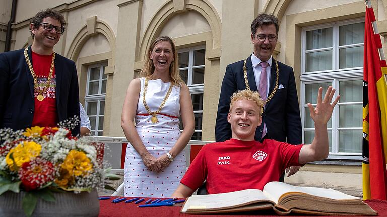 Grund zur Freude gab es im Juli 2020: Damals gab die Stadt Würzburg mit den Bürgermeistern (von links) Martin Heilig und Judith Jörg sowie OB Christian Schuchardt (vorn: Spieler Luke Hemmerich) einen Empfang für die Damen- und Herrenfußballmannschaft der Würzburger Kickers anlässlich deren Aufstiegs in die 2. Bundesliga.