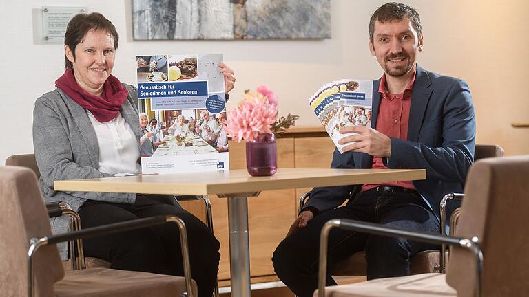 Tobias Konrad und Carmen Mayr vom Kommunalunternehmen des Landkreises Würzburg präsentieren den Genusstisch 2022.