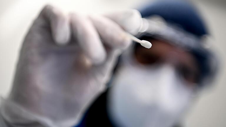 Ein Arzt hält ein Teststäbchen für die Entnahme einer Probe für einen PCR-Test in der Hand (Symbolfoto). Das Uniklinikum Würzburg hat jetzt die Ergebnisse der Studie 'Wü-KiTa-Cov 2.0' mitgeteilt.