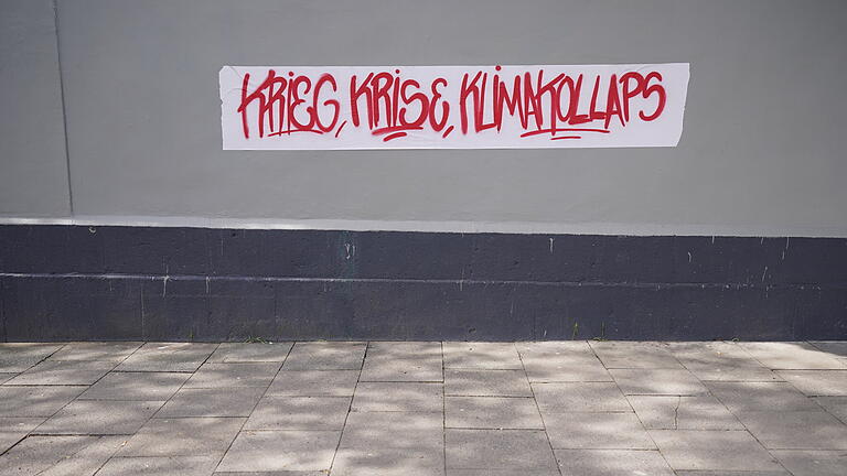 Kundgebung zum Tag der Arbeit – Hamburg.jpeg - «Krieg, Krise, Klimakollaps» - ein Dreiklang, der die internationale und die deutsche Politik noch lange beschäftigen dürfte. Der Experte für Sicherheitspolitik, Christian Mölling, beschäftigt sich in seinem aktuellen Buch 'Fragile Sicherheit' mit Strategien gegen die Auswirkungen der multiplen Krisen. Kundgebung zum Tag der Arbeit – Hamburg.jpeg - «Krieg, Krise, Klimakollaps» - ein Dreiklang, der die internationale und die deutsche Politik noch lange beschäftigen dürfte. Der Experte für Sicherheitspolitik, Christian Mölling, beschäftigt sich in seinem aktuellen Buch 'Fragile Sicherheit' mit Strategien gegen die Auswirkungen der multiplen Krisen.