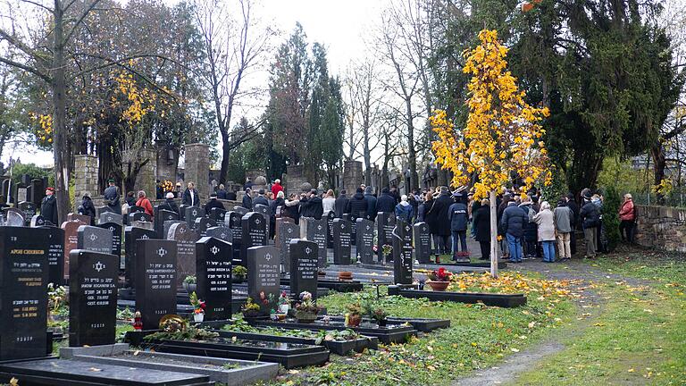 Zahlreiche Menschen waren bei der Kranzniederlegung auf dem Israelitischen Friedhof dabei. Zahlreiche Menschen waren bei der Kranzniederlegung auf dem Israelitischen Friedhof dabei.