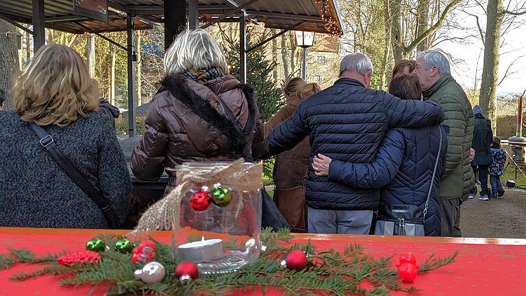 Zum Kaufen und Plauschen boten sich auf dem Aschacher Weihnachtsmarkt viele Gelegenheiten.       -  Zum Kaufen und Plauschen boten sich auf dem Aschacher Weihnachtsmarkt viele Gelegenheiten.