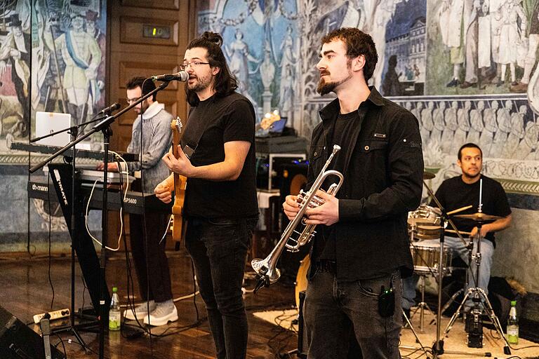 Die Würzburger Reggae-Combo 'Roots Flavor' spielte beim Neujahrsempfang. Die Würzburger Reggae-Combo 'Roots Flavor' spielte beim Neujahrsempfang.