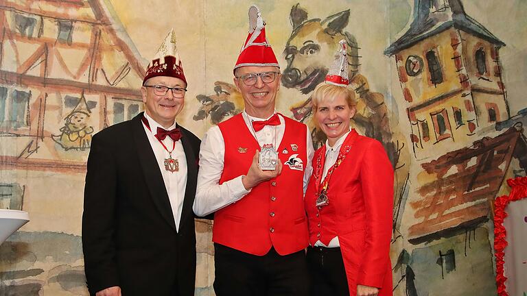 Überreicht von FVF-Beiratsmitglied Marco Herbert (links) durfte das 'digitale Gedächtnis' der Faschingsabteilung der Spielvereinigung, Matthias Müller (Mitte), den Sessionsorden des Fastnacht-Verband Franken in Empfang nehmen. Im Bild (rechts) Sitzungspräsidentin Ute Kettemann.