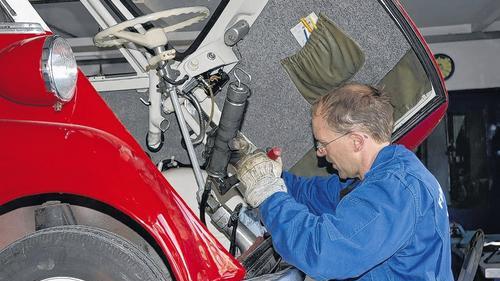 Der Oldtimer-Spezialist bei der Arbeit: Nach der Winterpause heißt es erst einmal: Abschmieren. Besonders sorgfältig behandelt Thomas Geis seine Lieblings-Isetta. Sie hat am selben Tag das Licht der Welt erblickt wie er.