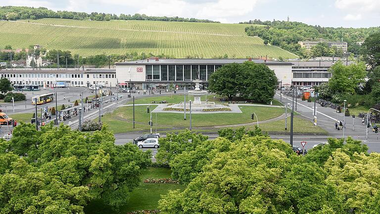 Der Bahnhofsvorplatz mit dem Würzburger Hauptbahnhof im Hintergrund soll umgestaltet werden. Die Ansicht wurde Ende Mai dieses Jahres aus der Mitarbeiterkantine des C&amp;A fotografiert. Die lang vertrauten Pavillons waren da schon verschwunden.