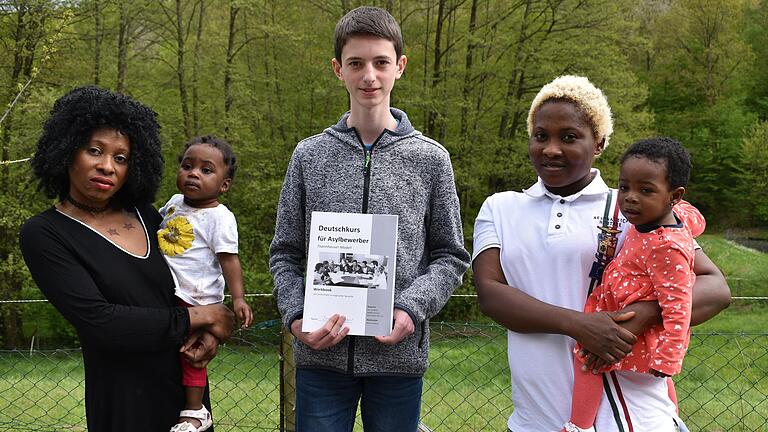 Der 15-jährige Jonas Vogel bringt Asylsuchenden ehrenamtlich Deutsch bei. Über diese Hilfe freuen sich unter anderem Favour mit ihrer Tochter Treasure (1 Jahr alt, links) und Patience mit Tochter Princess (1), die aus Nigeria stammen.