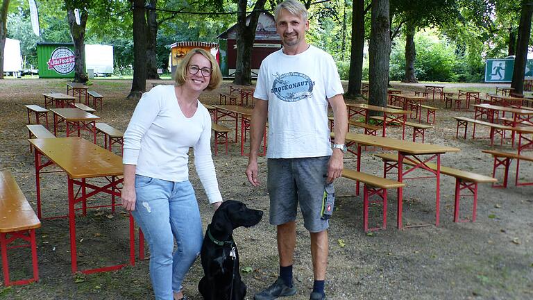 Betreiberin Sonja Straetemans und ihr Partner Denis Krzenck freuen sich auf den Start des Volkacher Sommergartens. Auf dem Weinfestplatz haben sie Tische und Bänke für bis zu 800 Gäste aufgebaut.