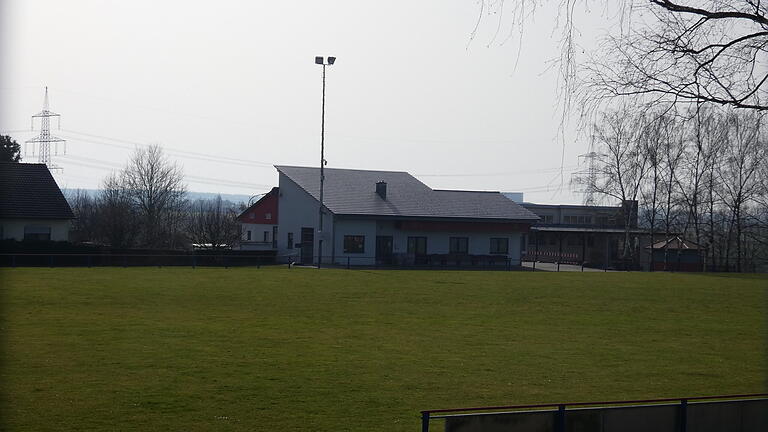 Noch benötigt die DJK Dampfach für die Bewässerung ihres Sportplatzes (Foto) Wasser aus dem Leitungsnetz, welches die Gemeinde zum Einkaufspreis zuzüglich eines Zuschlags bereitstellt. Zur Zeit laufen jedoch Umsetzungsmaßnahmen des Vereins für einen anderen Lösungsweg zur Sportplatzbewässerung.