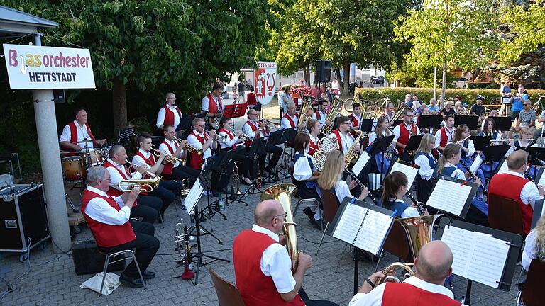 Die Musiker des Blasorchesters der Freunde der Musik Hettstadt machten auch bei den hohen Temperaturen in der Tracht eine gute Figur.