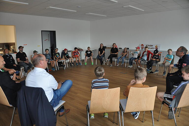 Blick in die Runde der Gründungsversammlung der Kinderfeuerwehr im Feuerwehrhaus Unterspiesheim.