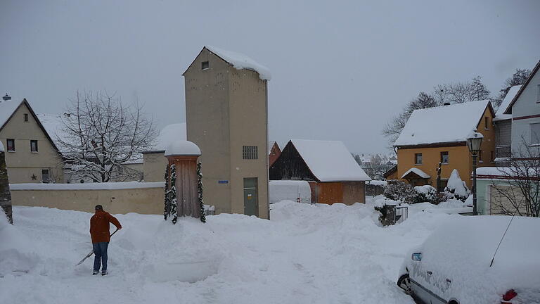 Winter damals       -  Die Menschen kamen an Weihnachten 2010 mit dem Schneeschaufeln nicht hinterher.