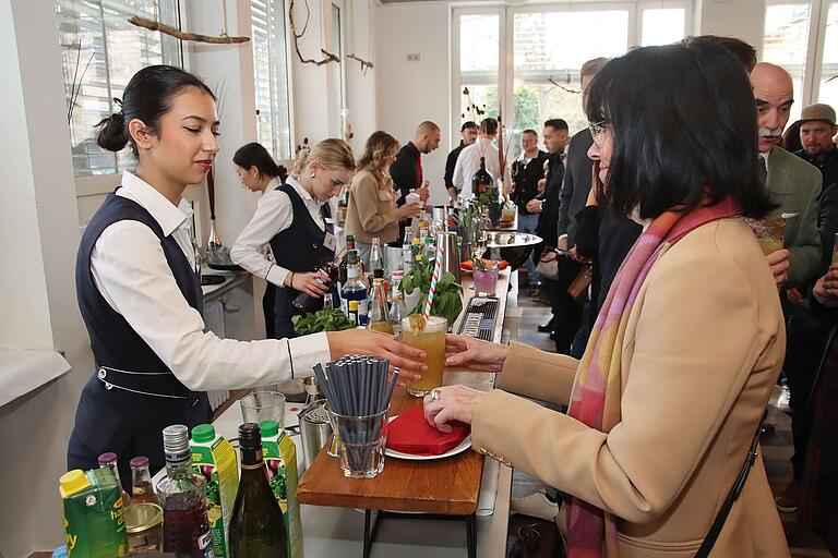 An der 31. Stadtmeisterschaft für Auszubildende der gastgewerblichen Betriebe in und um Würzburg beteiligten sich auch fünf Lehrlinge (links) im Fach Restaurant-Service.