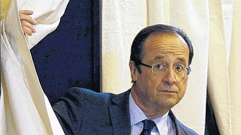 Vorhang auf für François Hollande: Der Sozialist verlässt nach der Stimmabgabe die Wahlkabine.