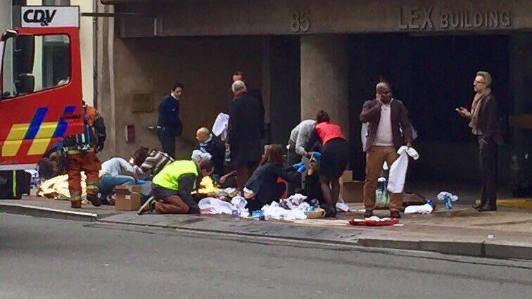 Explosion at Brussels metro station Maelbeek - Rettungskräfte versorgen Verletzte nach den Bombenanschlägen in Brüssel. Explosion at Brussels metro station Maelbeek - Rettungskräfte versorgen Verletzte nach den Bombenanschlägen in Brüssel.