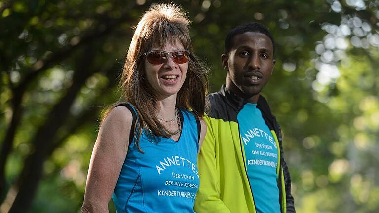 Somalischer Flüchtling beim Marathon - Annette Wolz unterstützt den jungen Somalier bei seinen Trainingseinheiten. Somalischer Flüchtling beim Marathon - Annette Wolz unterstützt den jungen Somalier bei seinen Trainingseinheiten.