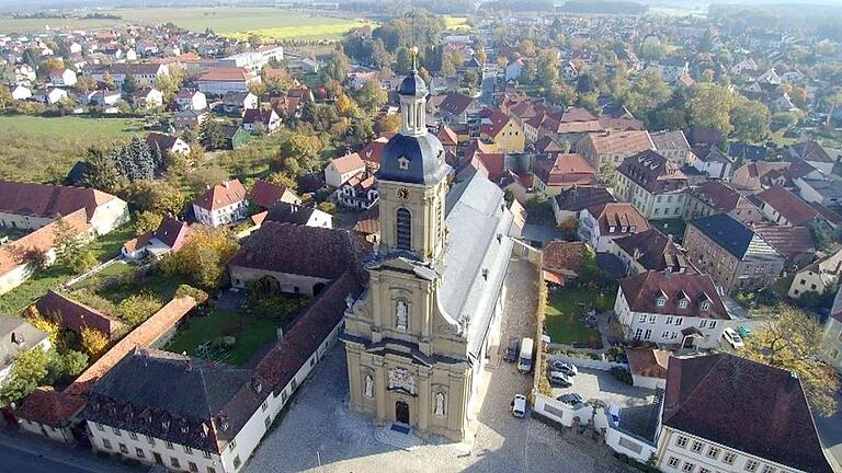 Die Kirche St. Mauritius in Wiesentheid aus der Vogelperspektive und kurz vor der Einweihung.